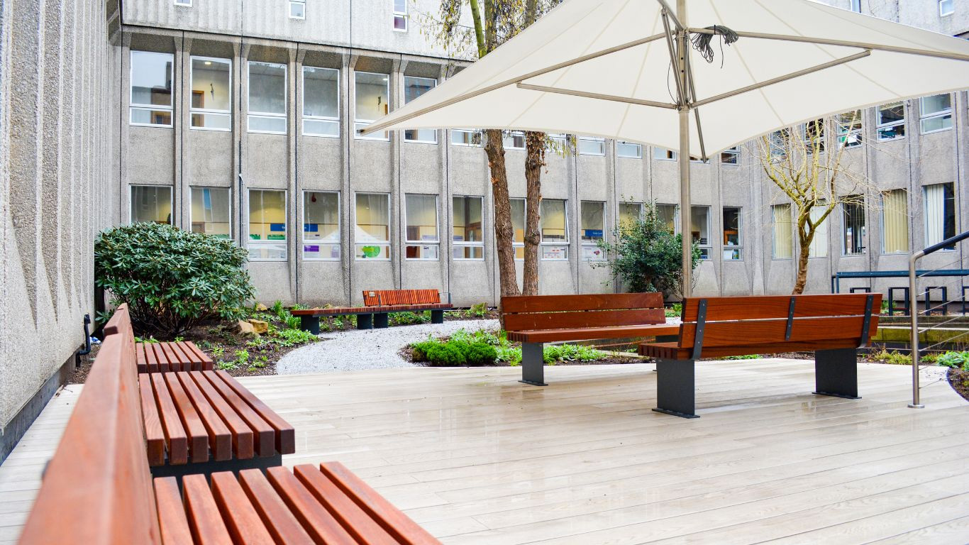 bespoke outdoor seating for humanities courtyard at the university of manchester